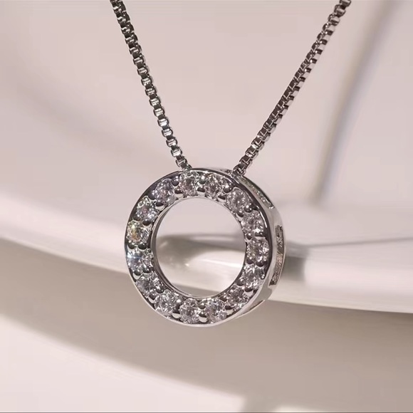 Silver Plated Shiny Zircon Circle Rings Pendant Necklace - Picture 5 of 6